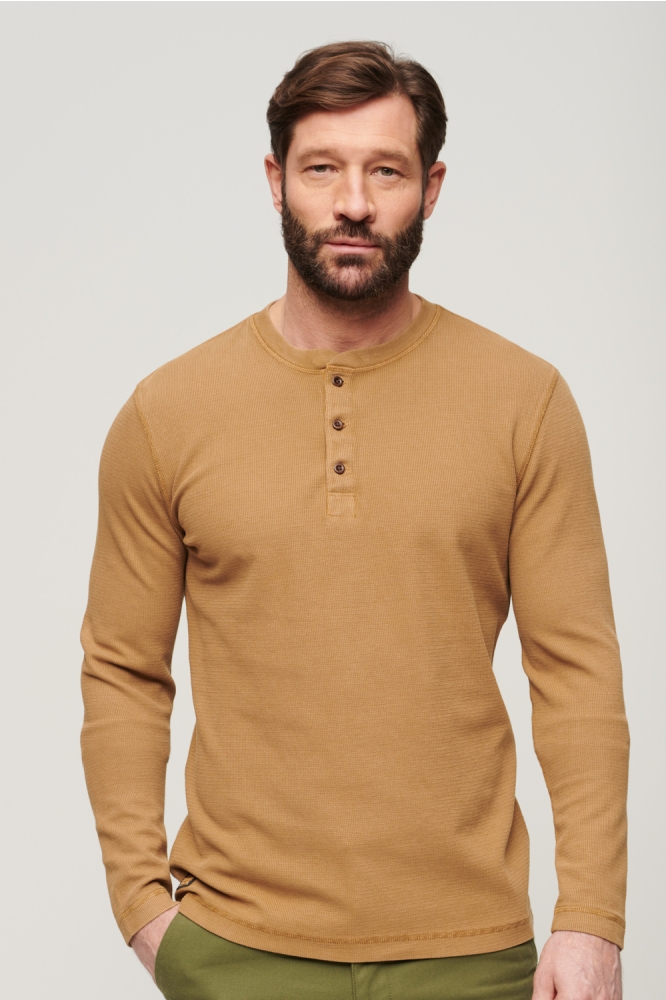 WAFFLE LONG SLEEVE HENLEY TOP M6010776A CLASSIC BROWN CAMEL